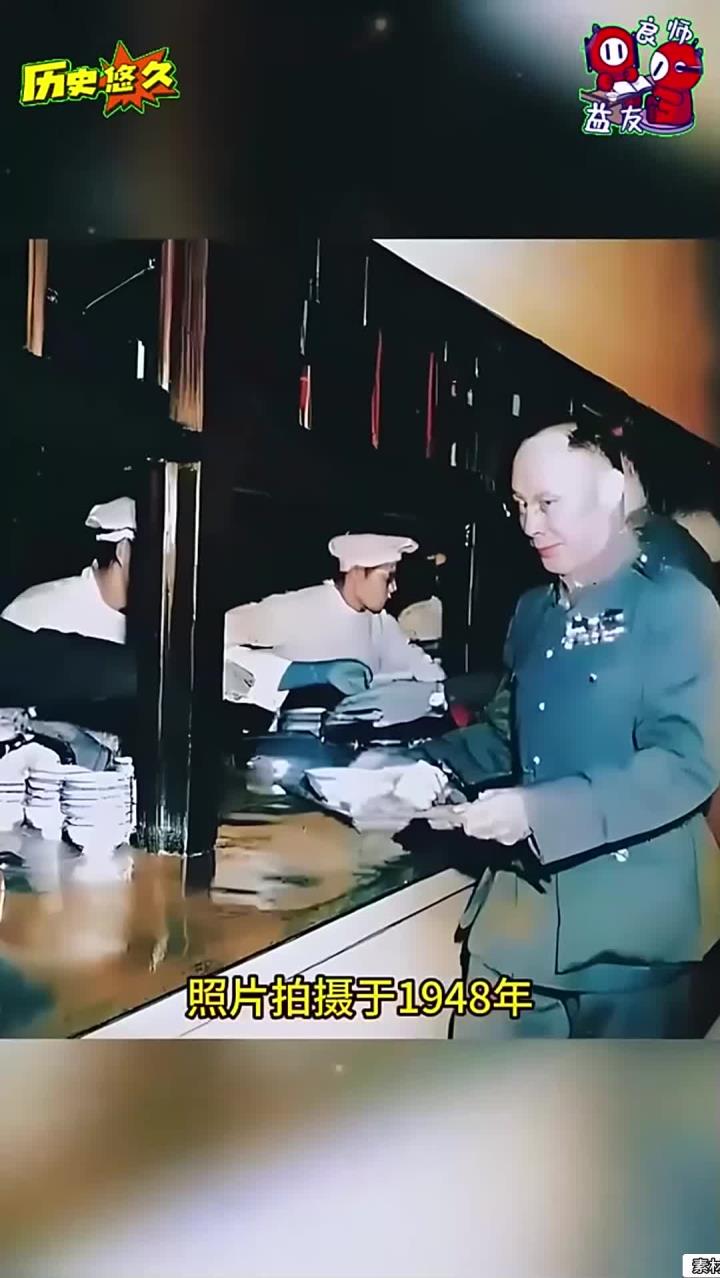 1948年何应钦在食堂排队打饭的珍贵影像,四菜一汤伙食不错
