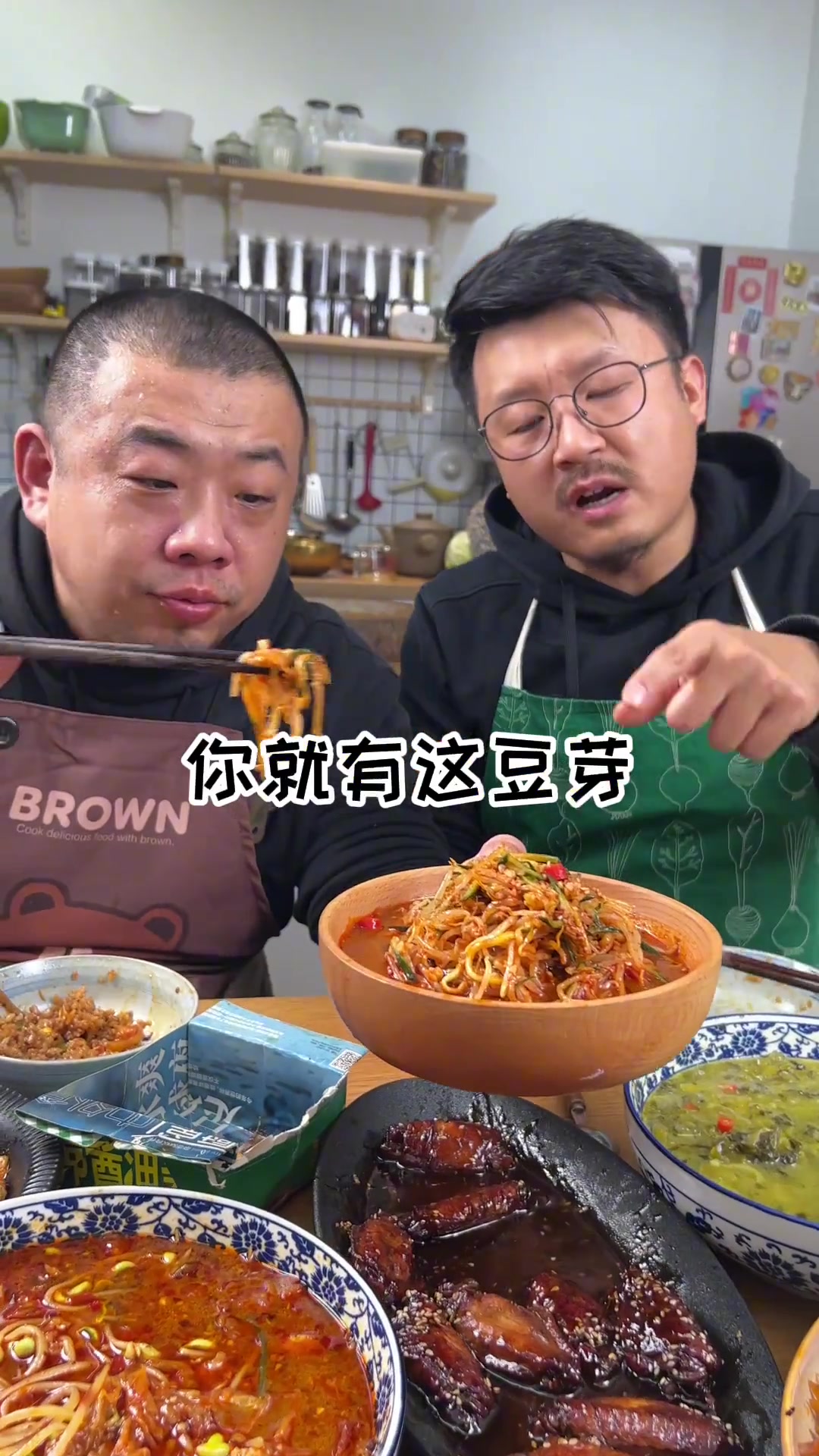 经典家常小凉菜喷火豆芽，做法超级简单，酸辣开胃，清脆解腻，快去试试吧。