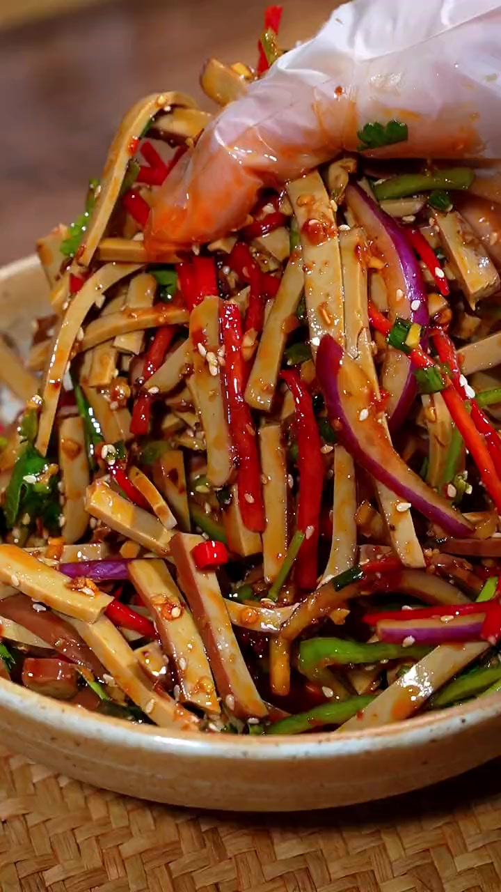 马上快过年了，那你一定要试试这个凉拌鸡蛋干，好吃又解腻