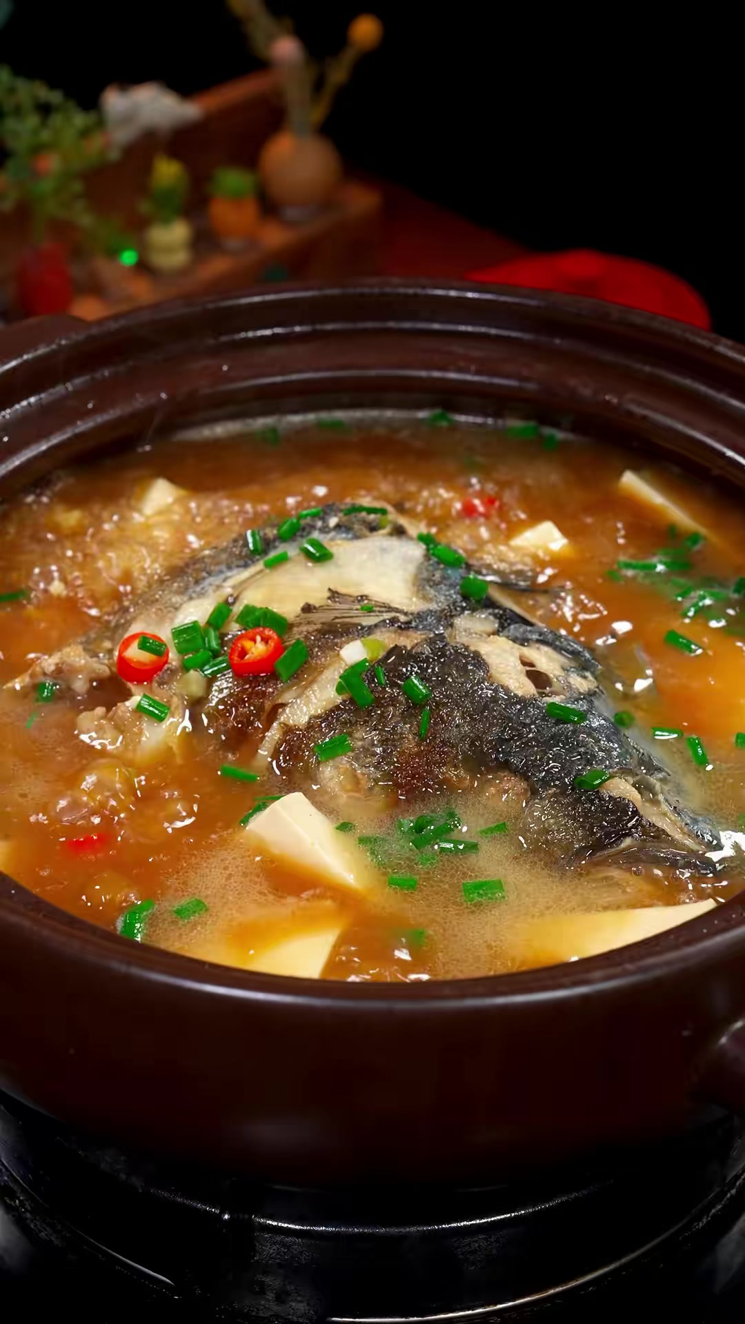 以后要是想吃鱼头了,你就像我这样做个鱼头炖豆腐。鱼肉肉嫩鲜美