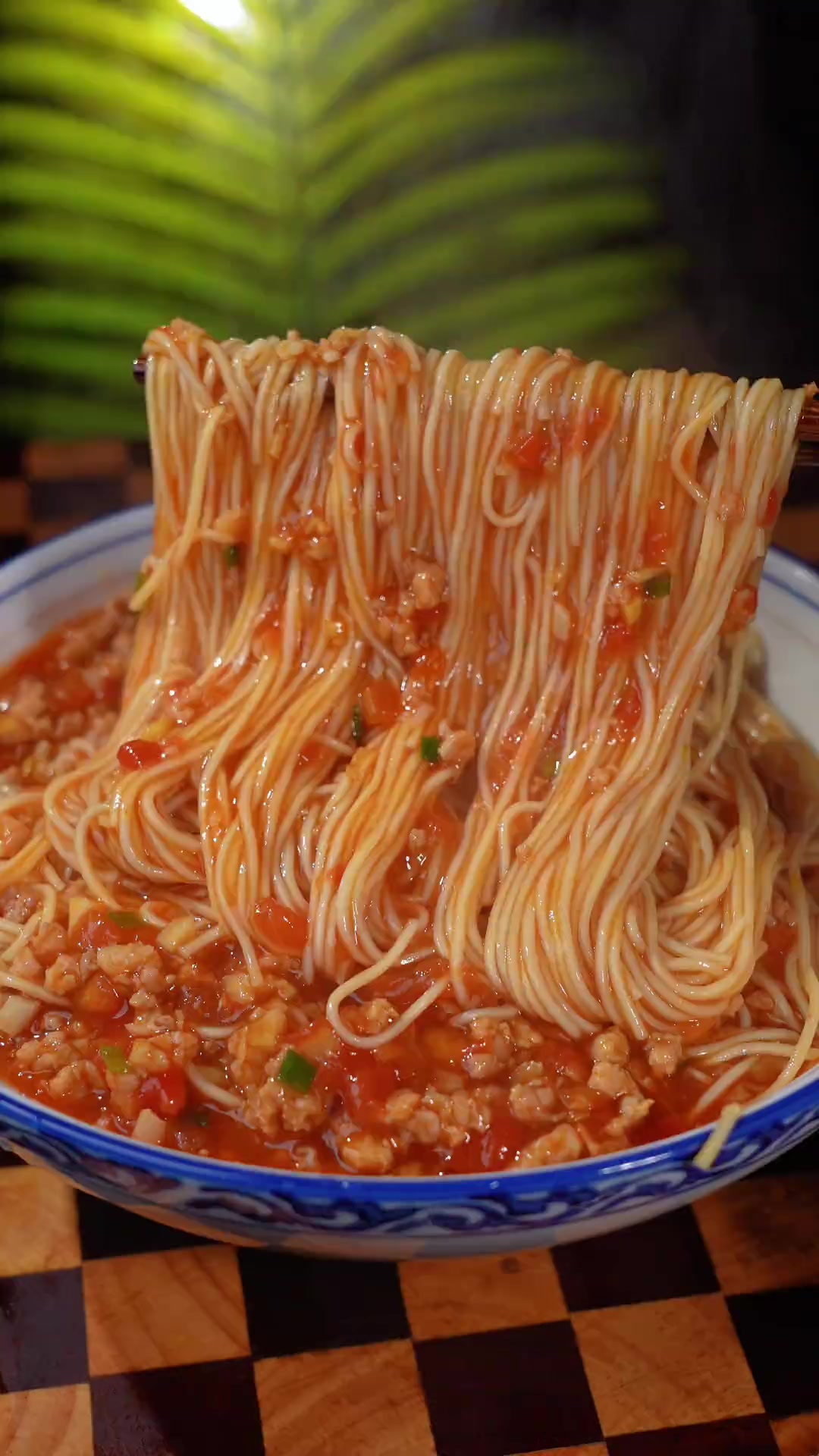 我每次做这个蕃茄肉酱面，孩子们都要吃两碗