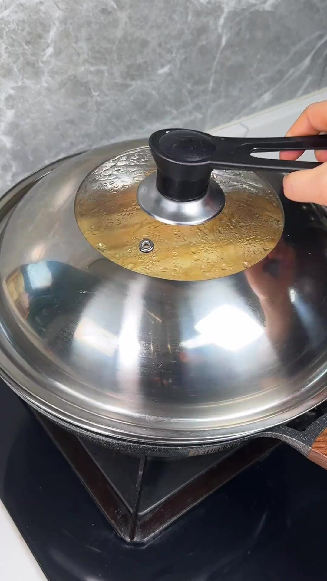 千味央厨蒸着吃的油条,又软又劲道,一点也不油腻,早餐配上豆浆