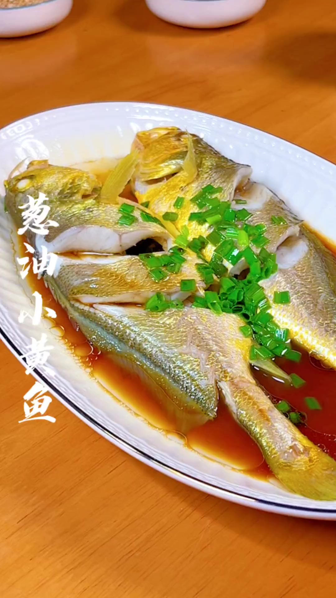 很多人都喜欢吃小黄鱼，可是却不知道怎么做出来的黄鱼肉质才是最