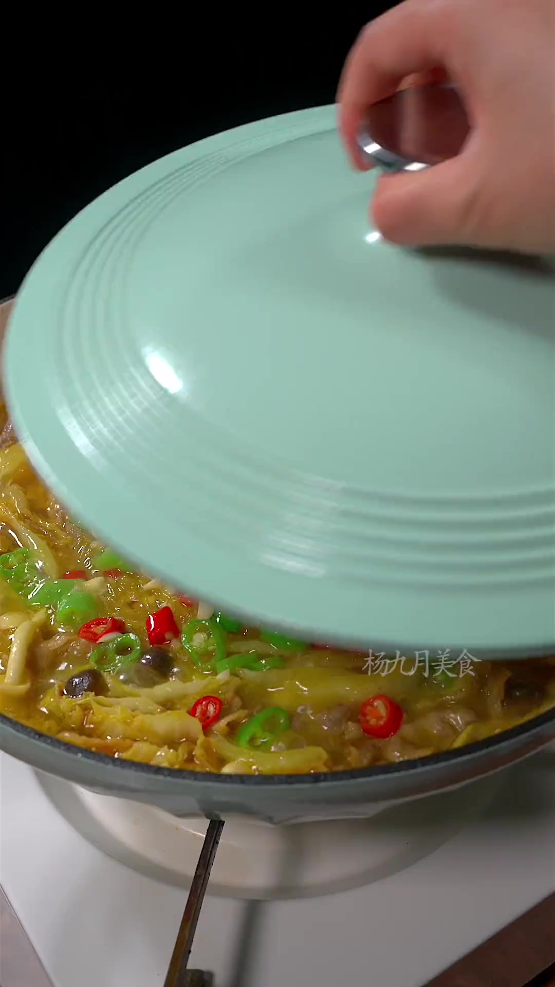 天气越来越冷，一定要来一锅热乎乎的酸汤白菜肥牛，好吃到汤都不