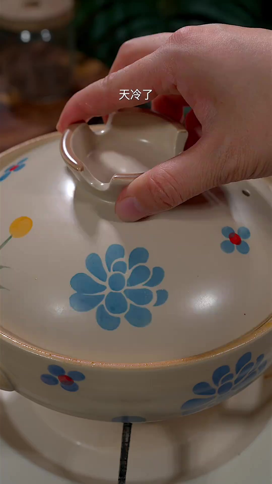 天冷了，给家人来上一锅热乎的鱼丸汤，鱼丸Q弹嫩滑，汤也特别鲜