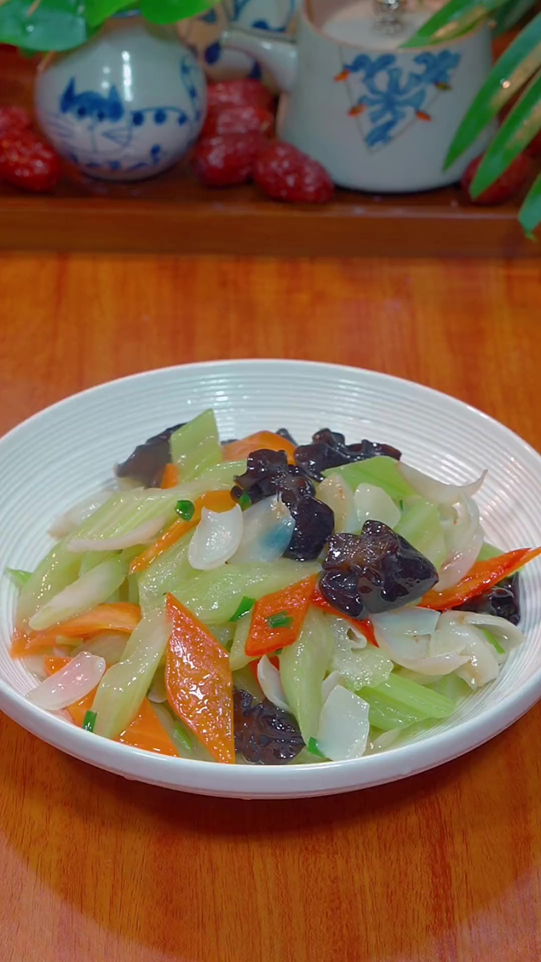 年夜饭第十六道菜《西芹百合》口感清甜,特别好吃