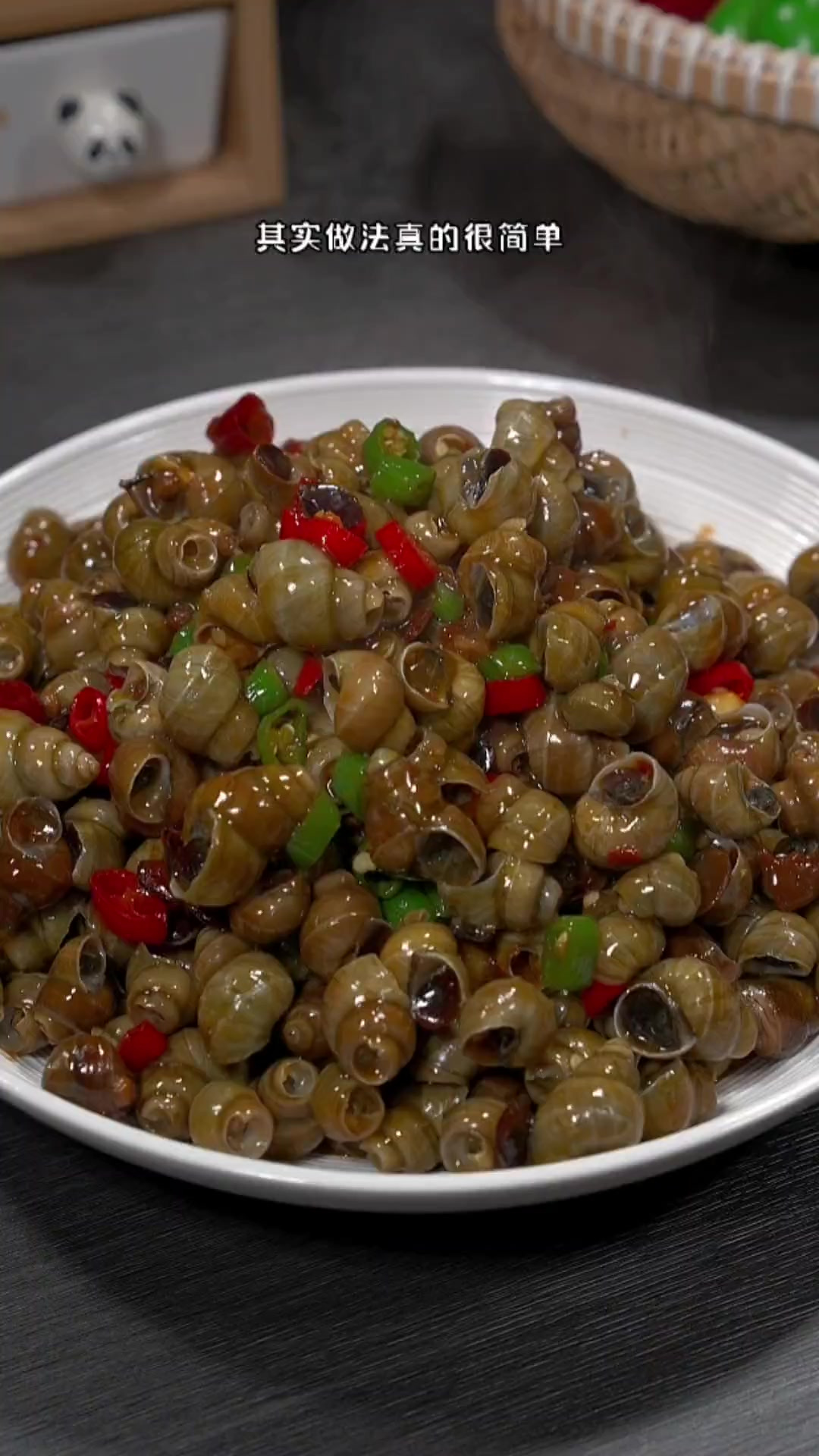 大排档桌桌必点的爆炒田螺，其实做法真的很简单，香辣入味，好吃