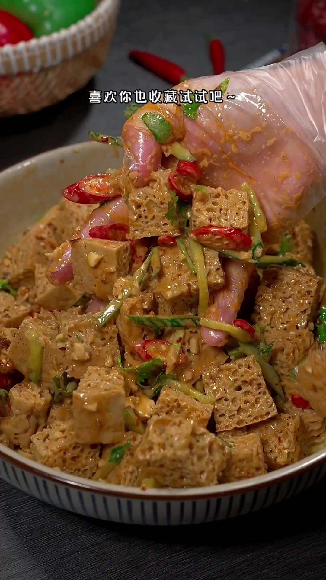 河南特色凉菜麻酱拌面筋，面筋吸满了酱汁，一口一个好吃到停不下