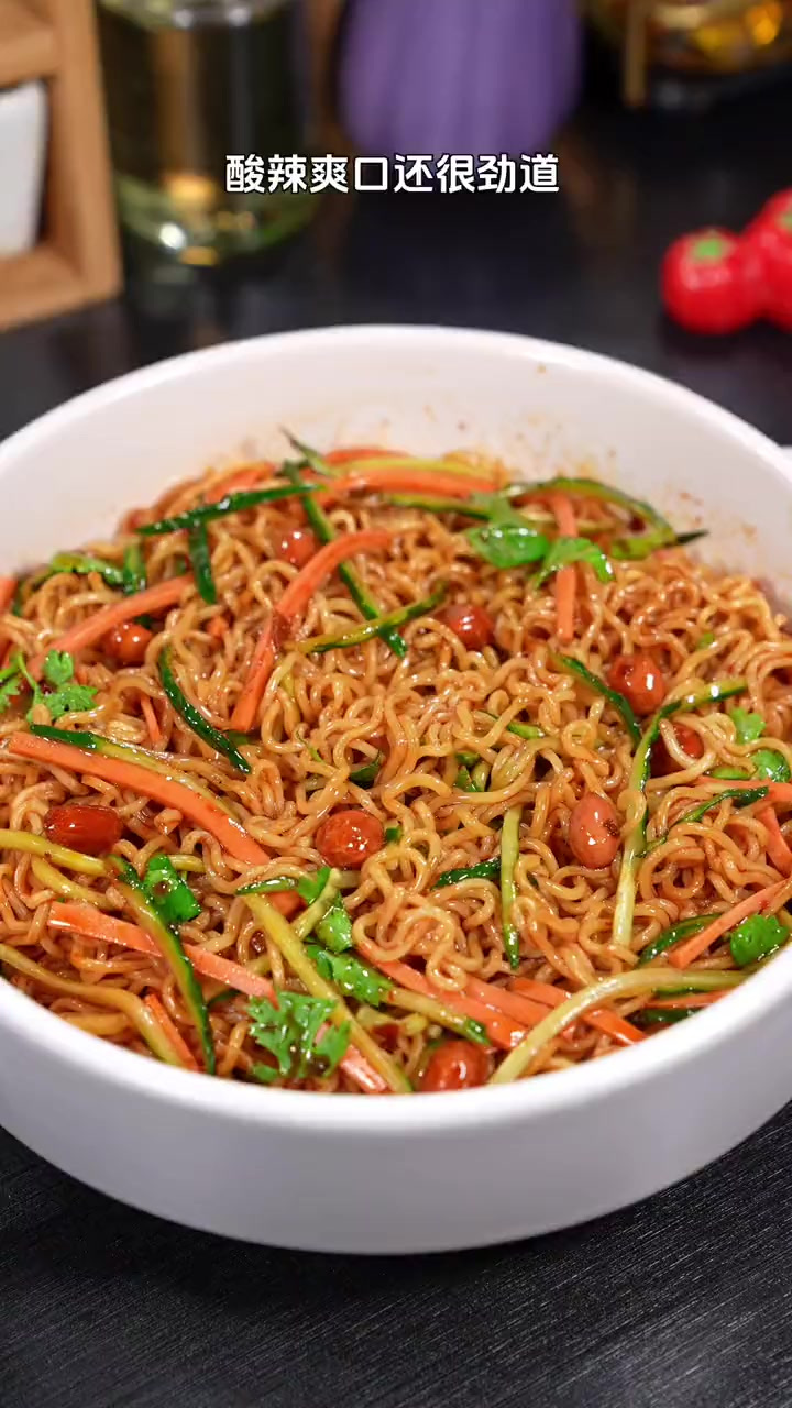 以后方便面买回来你就这样做,做法简单,香辣爽口又劲道,可比煮