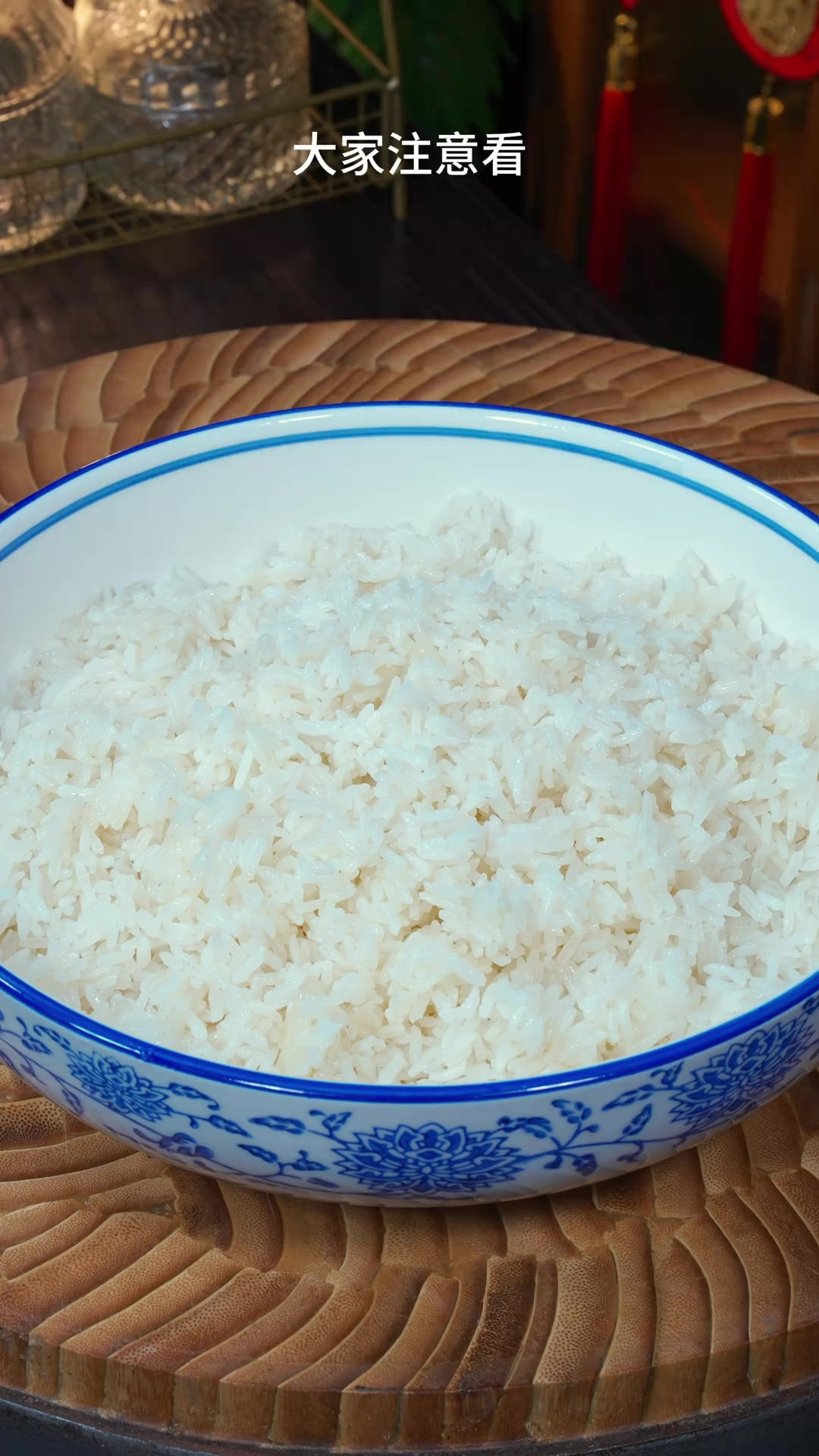 这个河虾仁青菜蛋炒饭，炒饭的新吃法，粒粒金黄，香气扑鼻，小朋