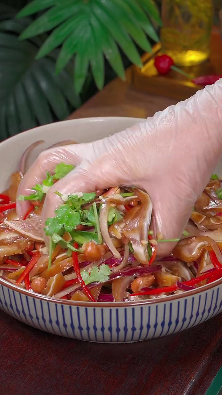 年夜饭的餐桌上做一道凉拌耳丝吧 来年顺风顺水事事顺利 做法简