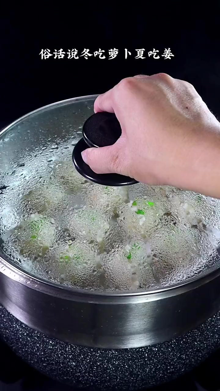 秋天的莲藕是个宝，含鉄量丰富，做成莲藕珍珠丸子软糯香甜又营养