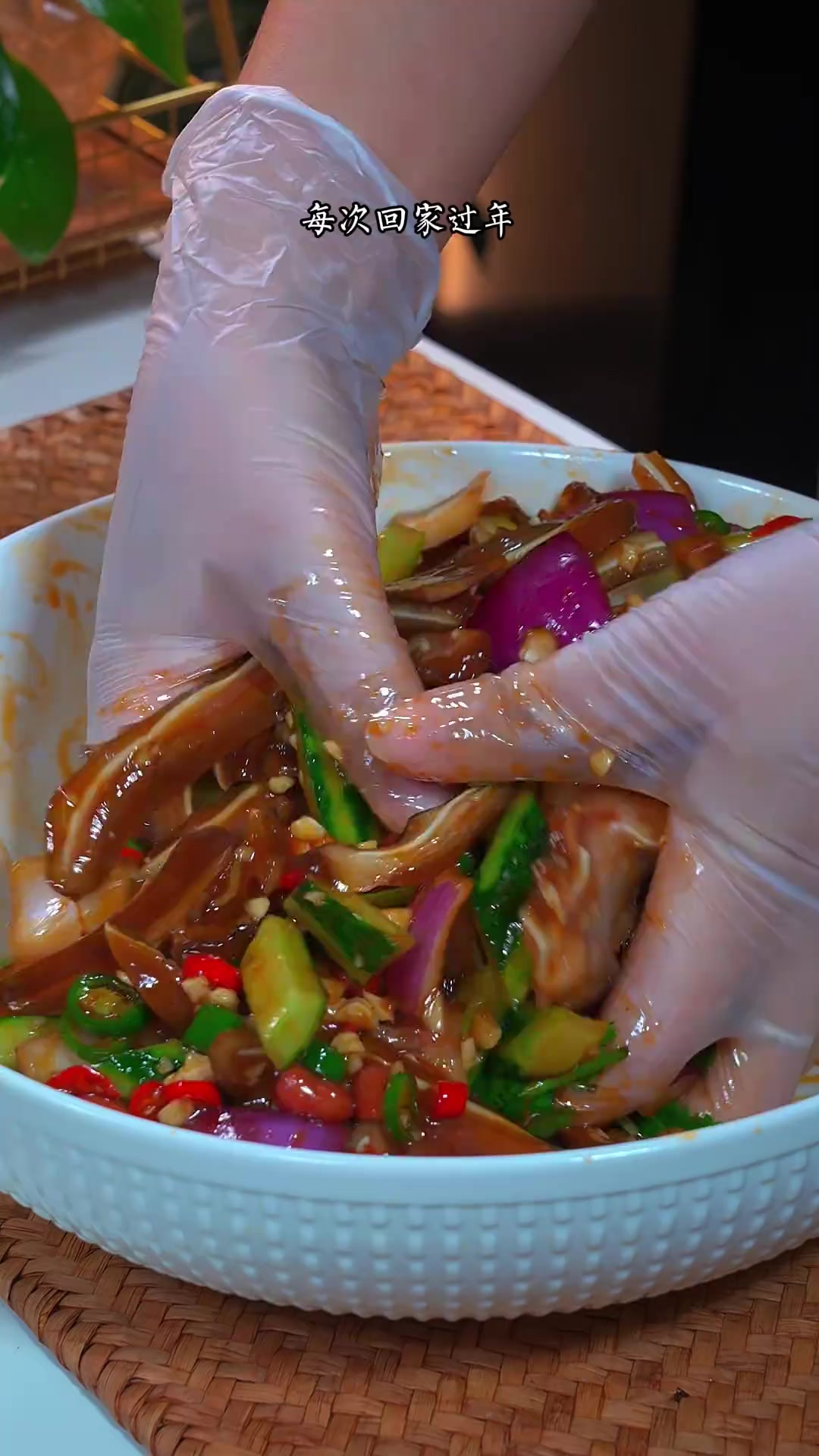 凉拌猪耳朵 年夜饭餐桌上必备的下酒菜凉拌猪耳，清脆爽口，下酒