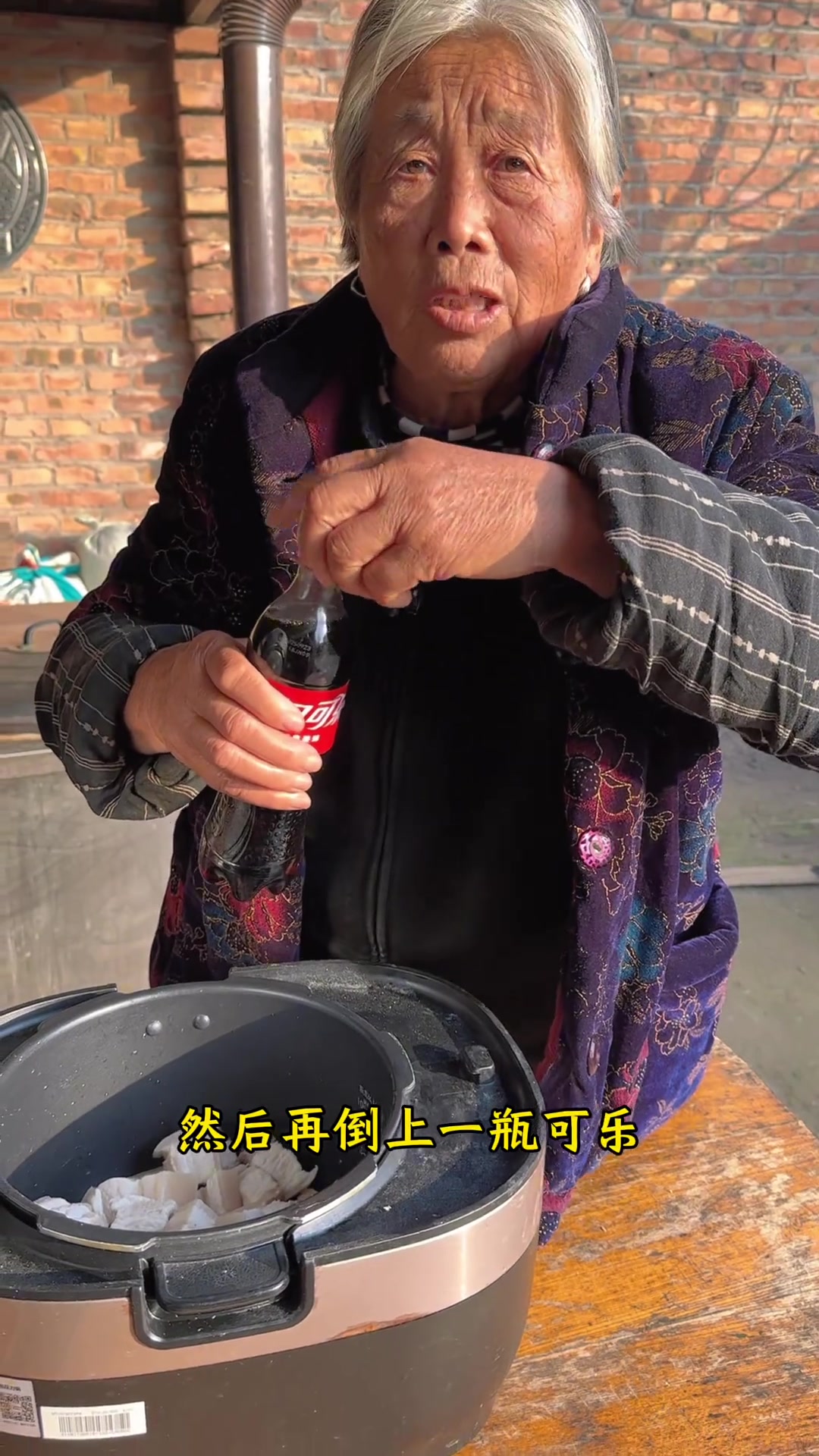 用一个电饭锅轻松做出可乐红烧肉， 软烂入味，入口即化，简单易做，特别好吃！