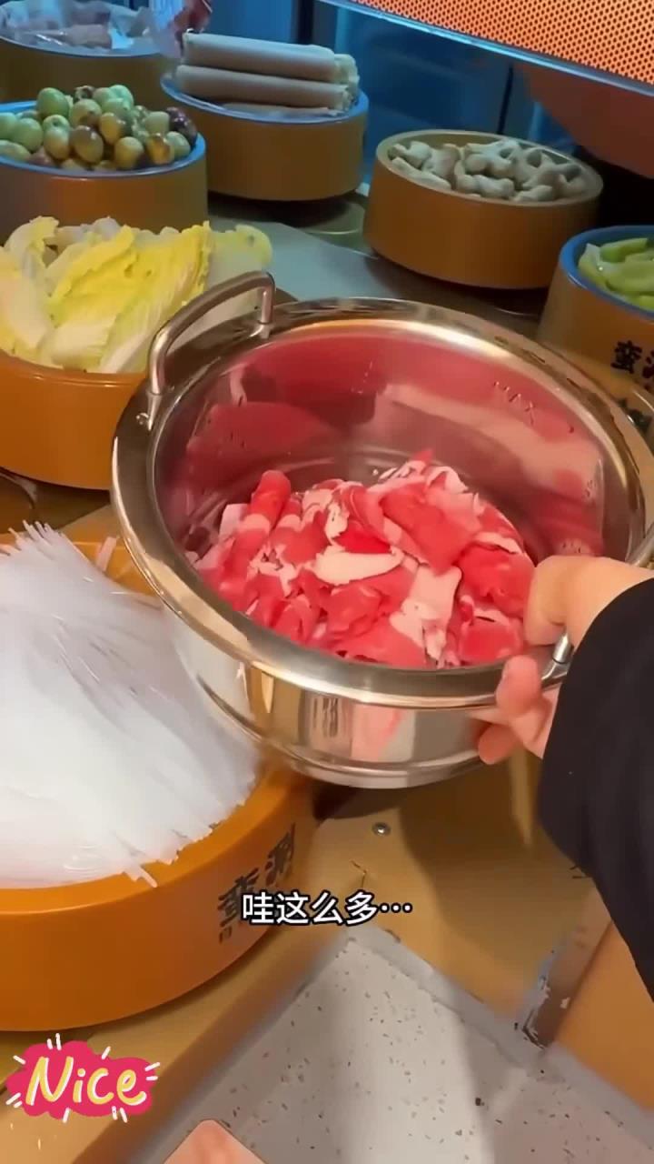 当我吃旋转小火锅坐在了出餐口……猎杀时刻……