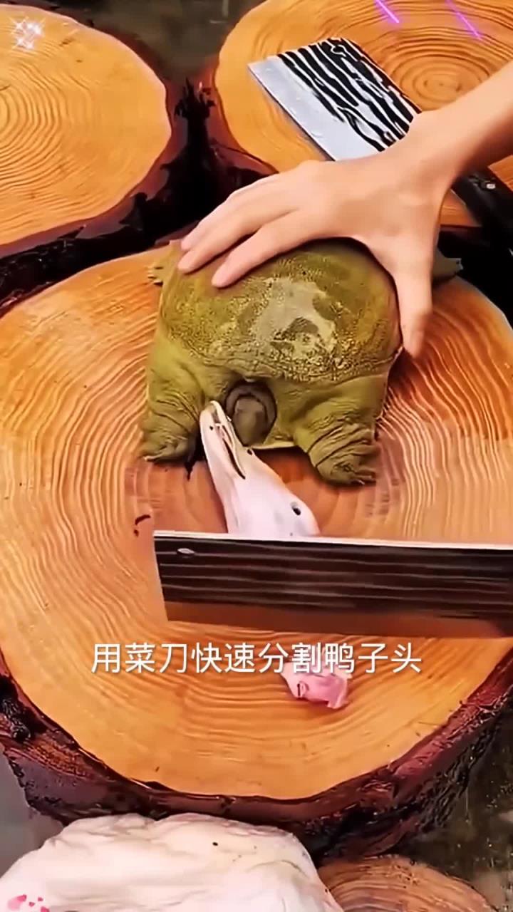 用菜刀快速分割鸭子头