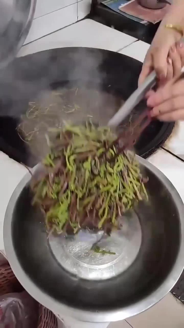 蒜头爆炒山野菜可下饭了