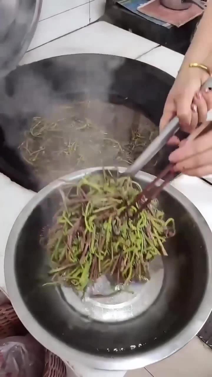 蒜头爆炒山野菜可下饭了