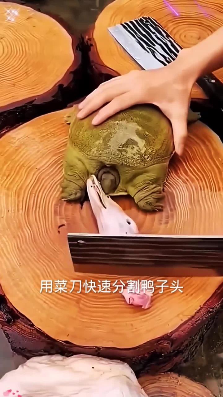 用菜刀快速分割鸭子头