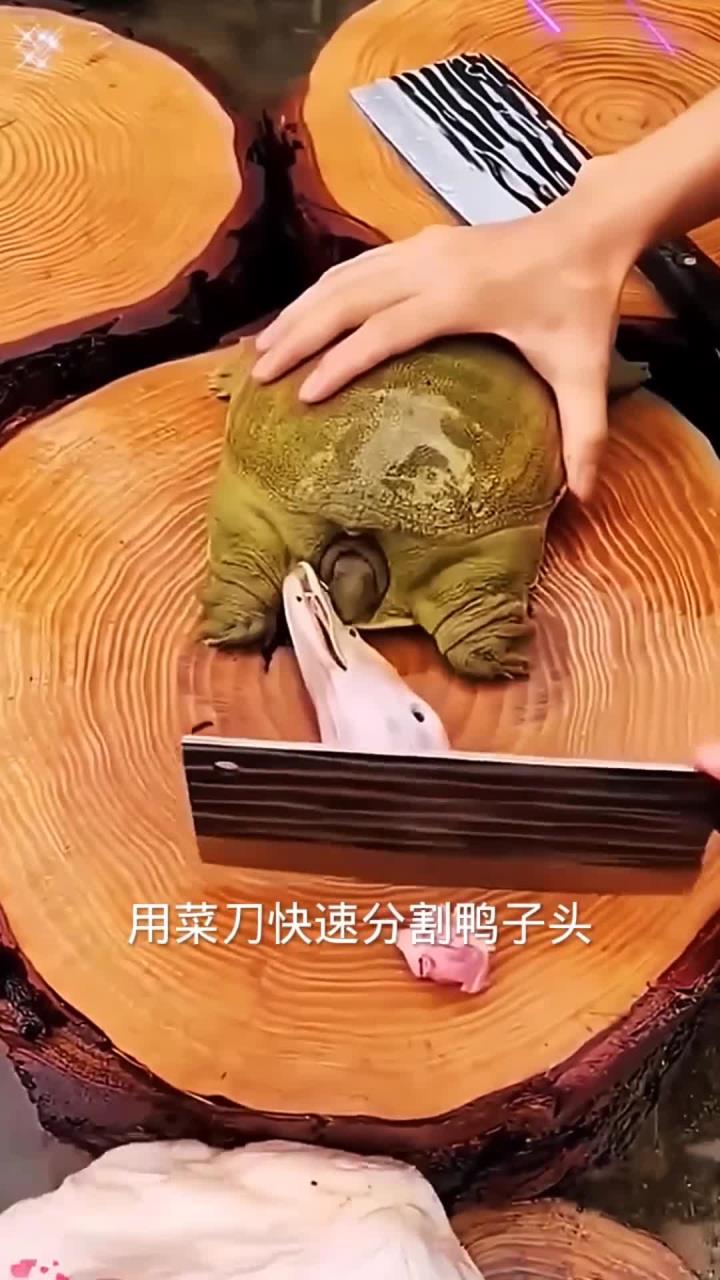 用菜刀快速分割鸭子头