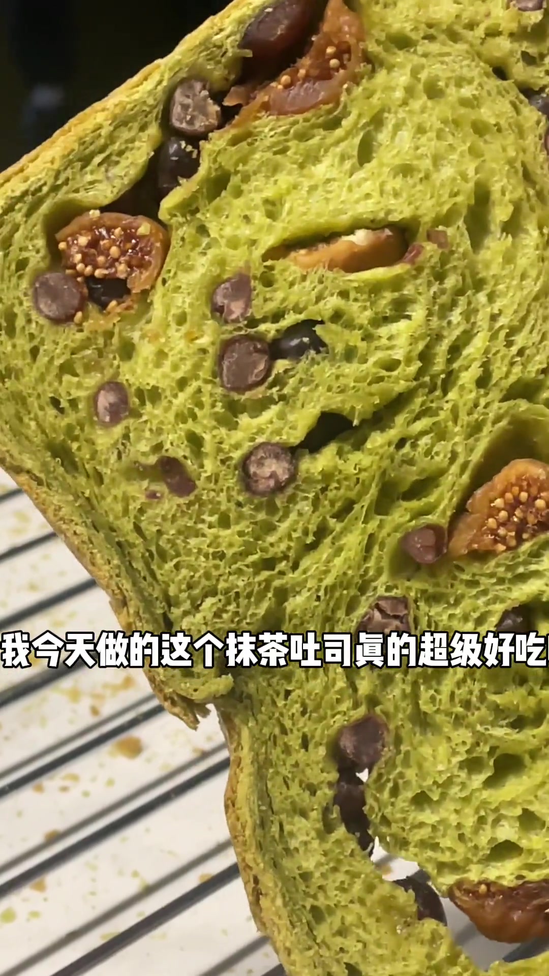 用面包机也能做出好吃的吐司啊,最重要的要控制好面温,膜一定要打到位,绝对能做出柔软拉丝的吐