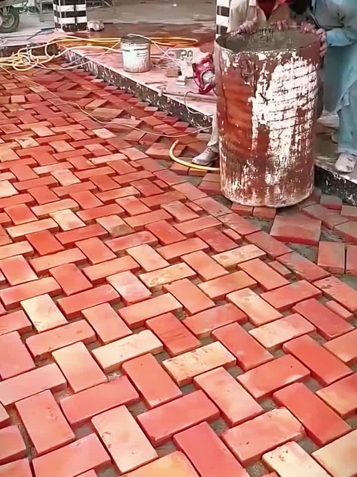 国外瓦工用红砖铺院子,这手艺太牛了,效果很美观