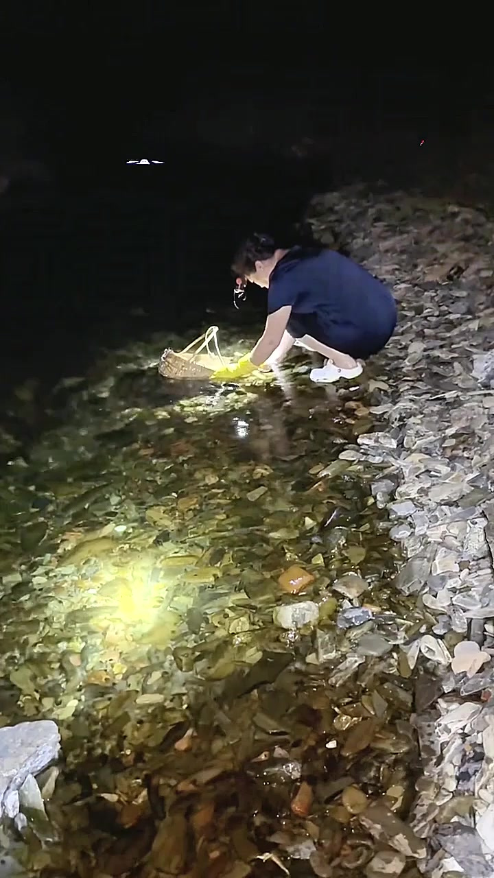 小女孩晚上在河边捞鱼，没想到比钓鱼人还厉害