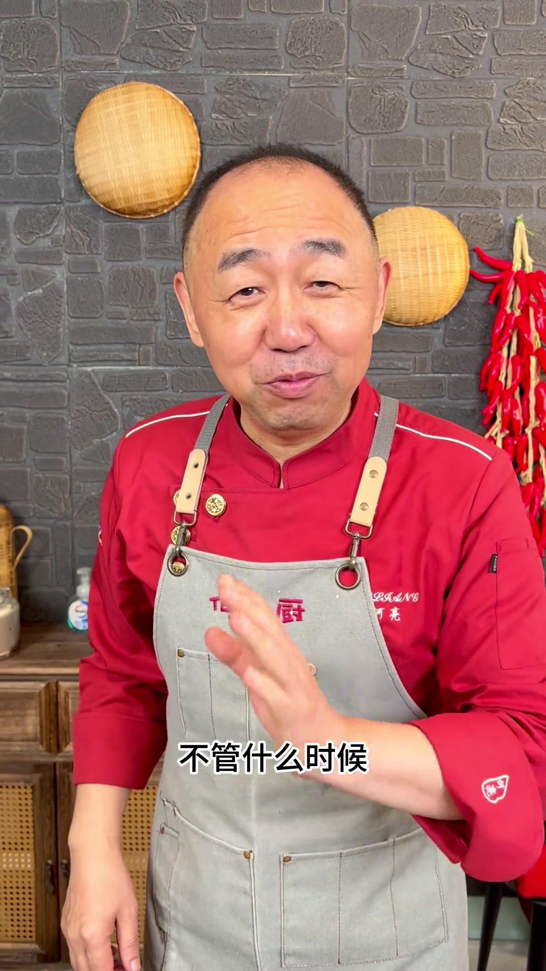几分钟就搞定的家常凉菜果仁菠菜 为什么自己在家做的不好吃呢?主要是花生没炸好,看完这个视频