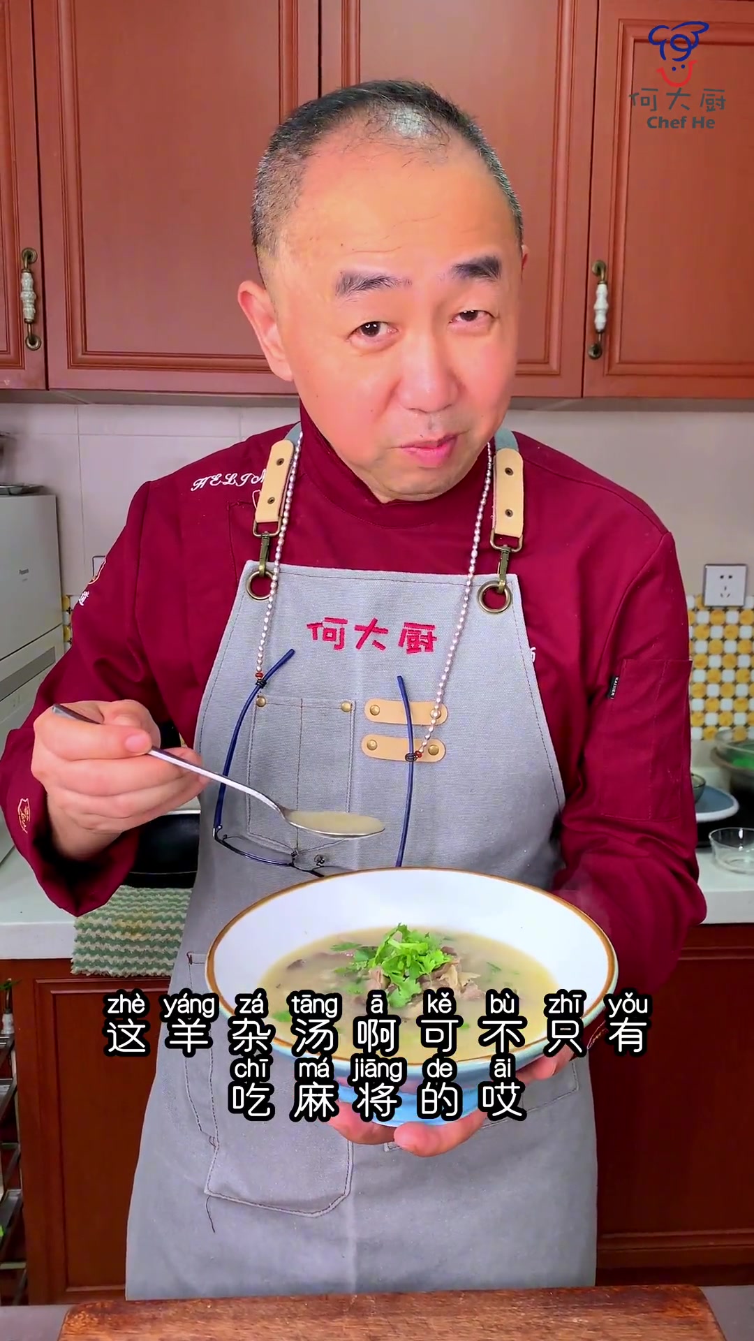 这一个喷嚏差点毁我一锅汤！羊杂汤最常见的有麻将汤和白汤的，您爱那种？今我告诉您羊杂汤这奶汤