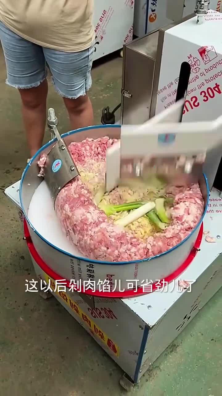 现在干啥都是机械化,剁肉馅
