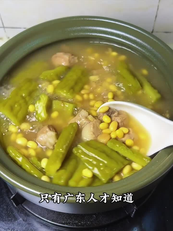 夏日消暑必喝：苦瓜排骨汤，甘甜解热又养生