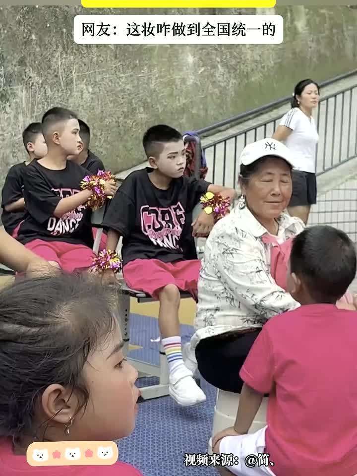 小学生六一表演妆容大赏,男孩们一脸小问号!