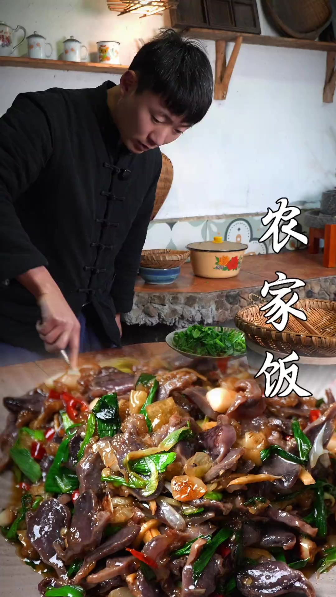 厨房的烟火气里，藏着最真实的星河璀璨，一粥一饭，皆是生活的馈