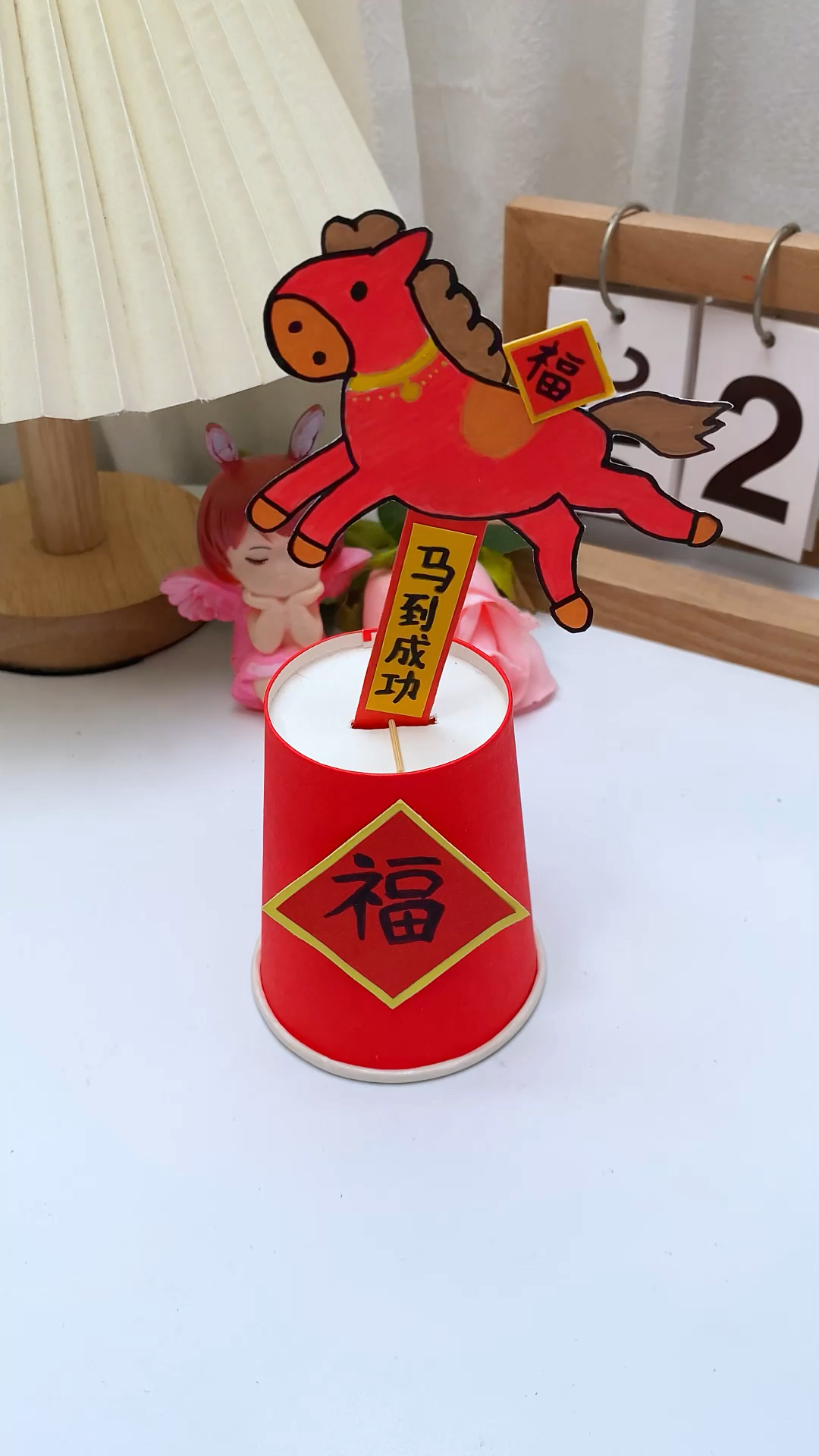 马年快到了,用纸杯和卡纸做只奔腾的马,祝宝子们新年快乐,马到成功!