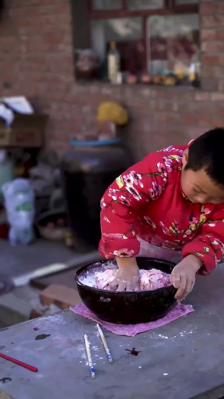 今天是用红甜菜汁做的馒头,馒头特别鲜艳好吃