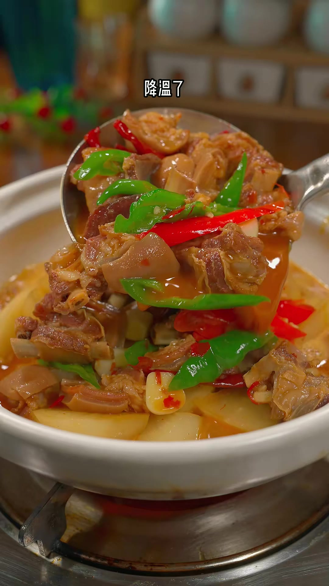 红烧羊肉 天冷了,多给家里的老人孩子做羊肉火锅,边炖边吃,越