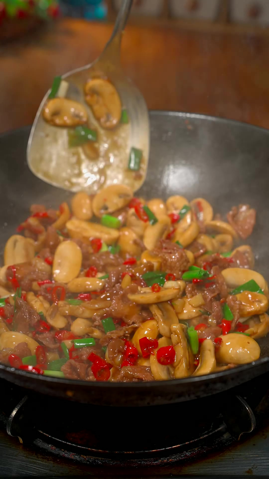 鲜嫩香滑的白蘑菇炒肉，好吃又下饭