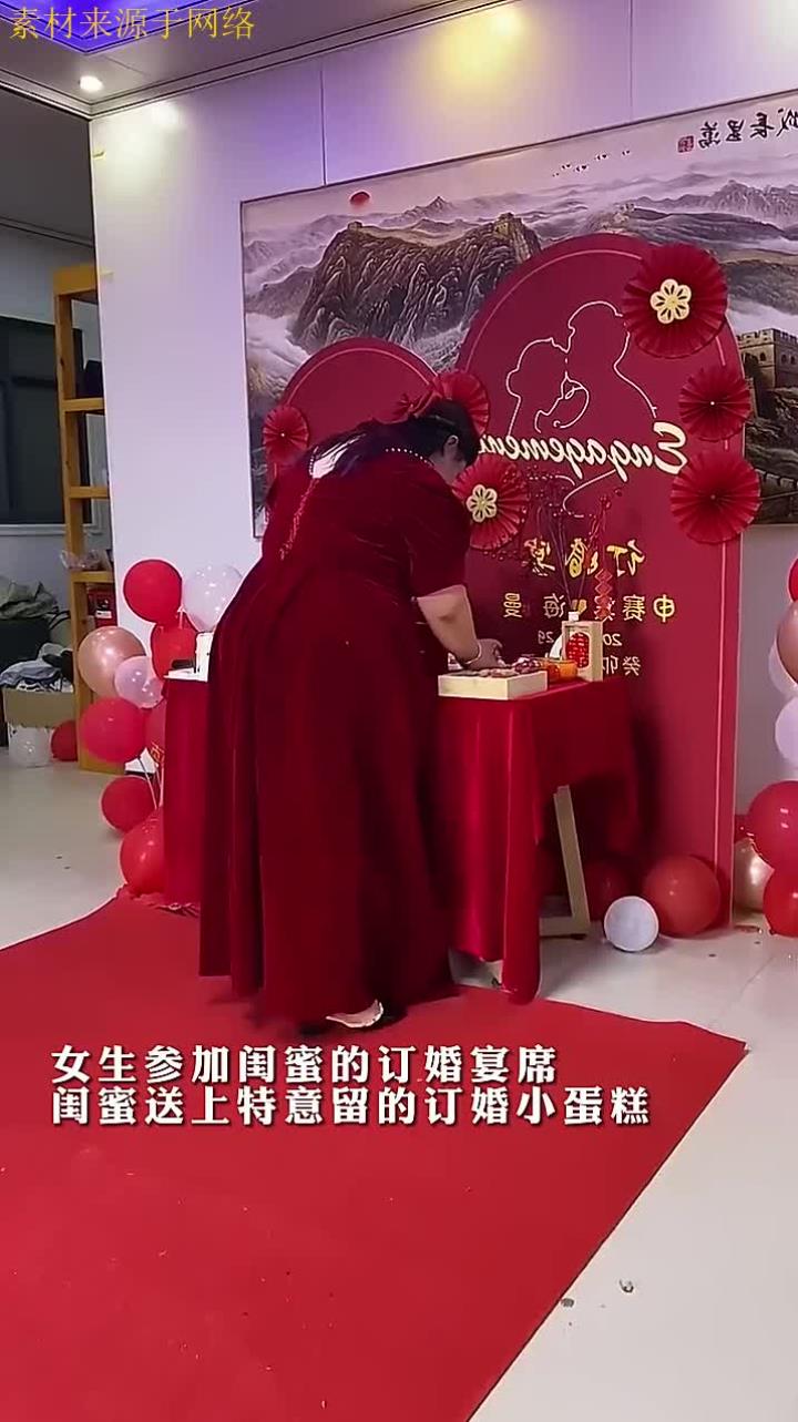 女生参加闺蜜的订婚宴席，闺蜜送上特意留的订婚小蛋糕。网友：她漂亮的落落大方，皮肤