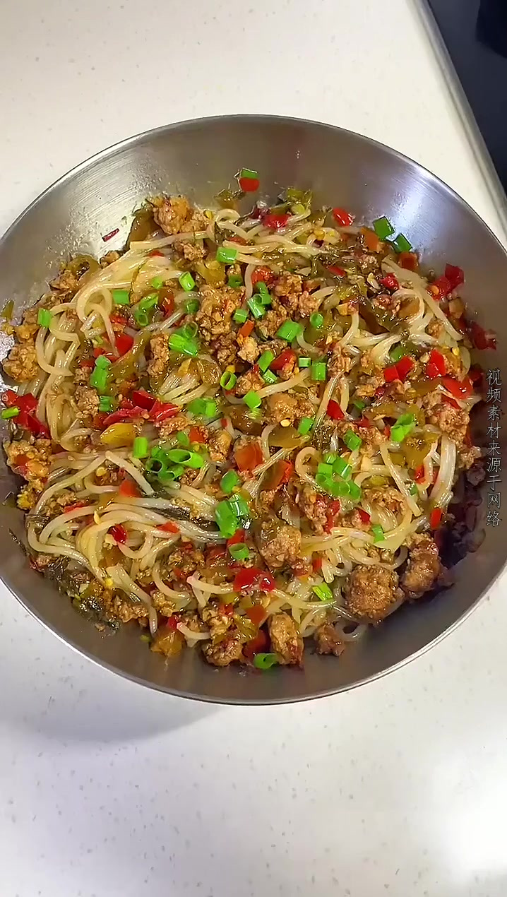 我妈做的剁椒肉沫拌粉真的太太太过瘾了！