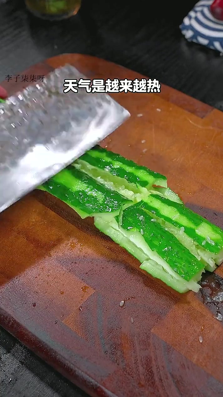 这么热的天，下班回家不想做菜，你可以做一道这样的凉拌黄瓜，清