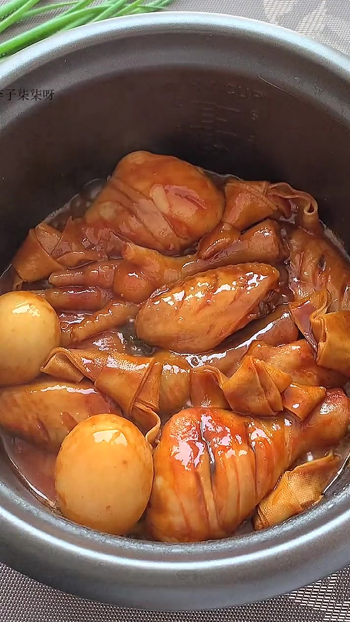 不加一滴水,在家用电饭煲给孩子做鸡腿吃,食材丰富,简单易学又