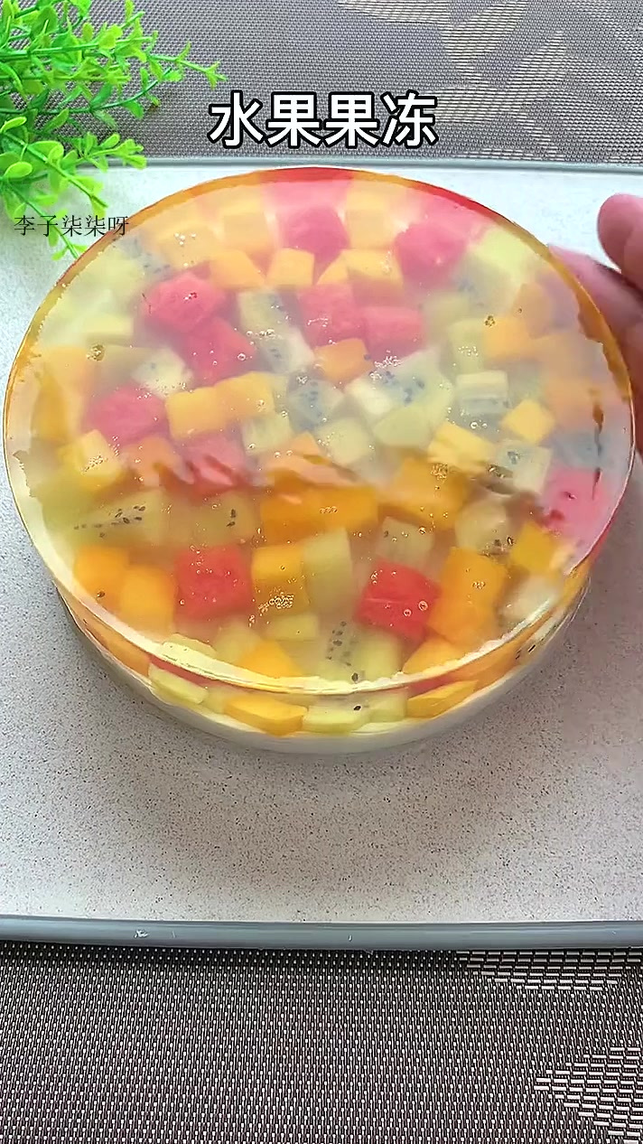 小朋友的节日，做个这样的水果果冻蛋糕，都是孩子爱吃的水果，好