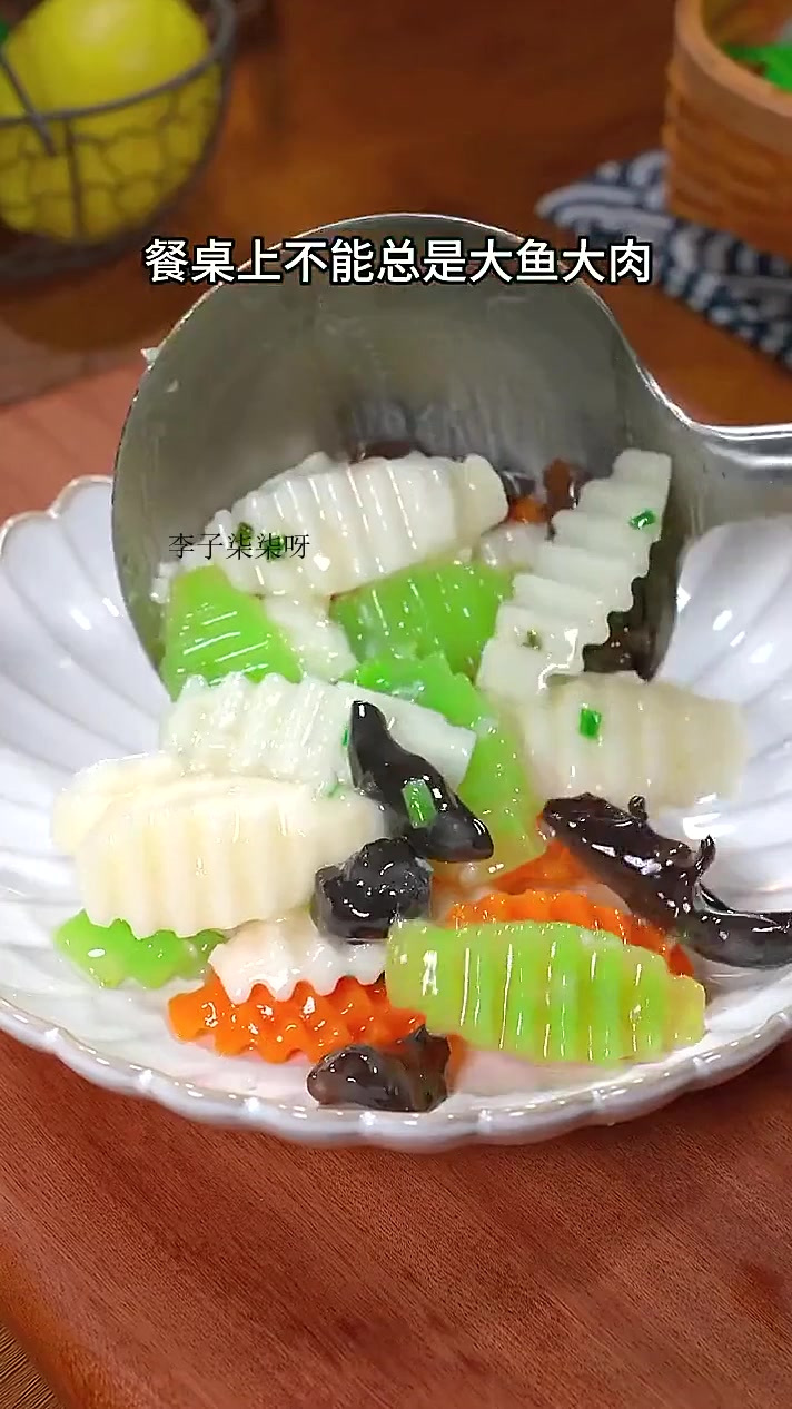 以后你要是想吃清炒山药,你就和这样做,清脆爽口好看又好吃～