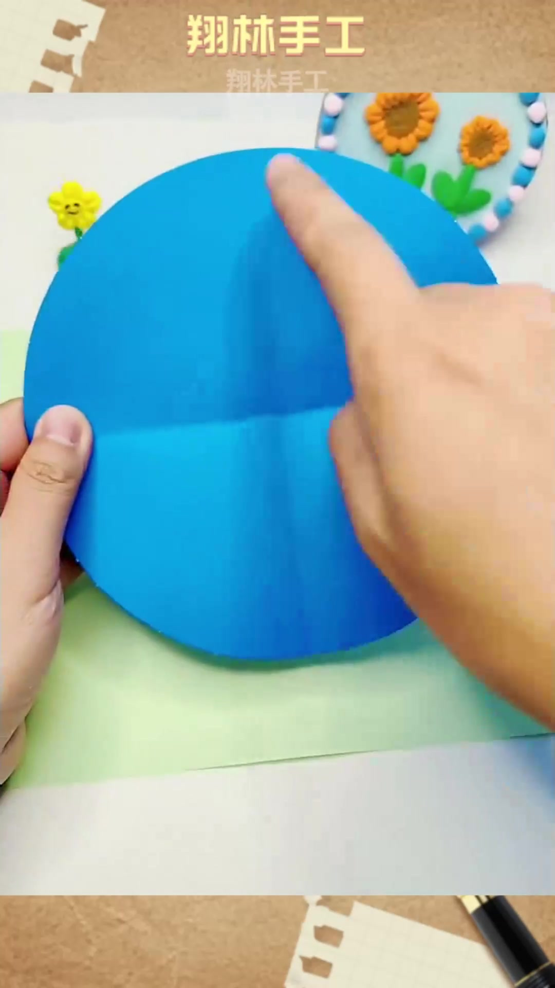 用粘土和孩子一起做一个漂亮的小手工