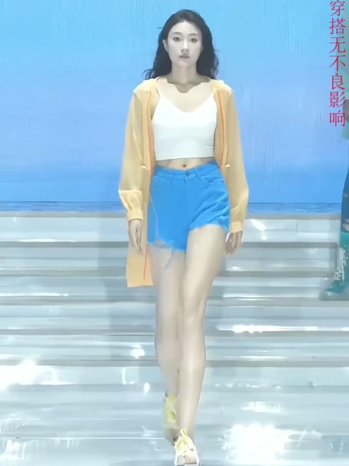 美女模特走秀再配上圣斗士的背景音乐,是不是很热血