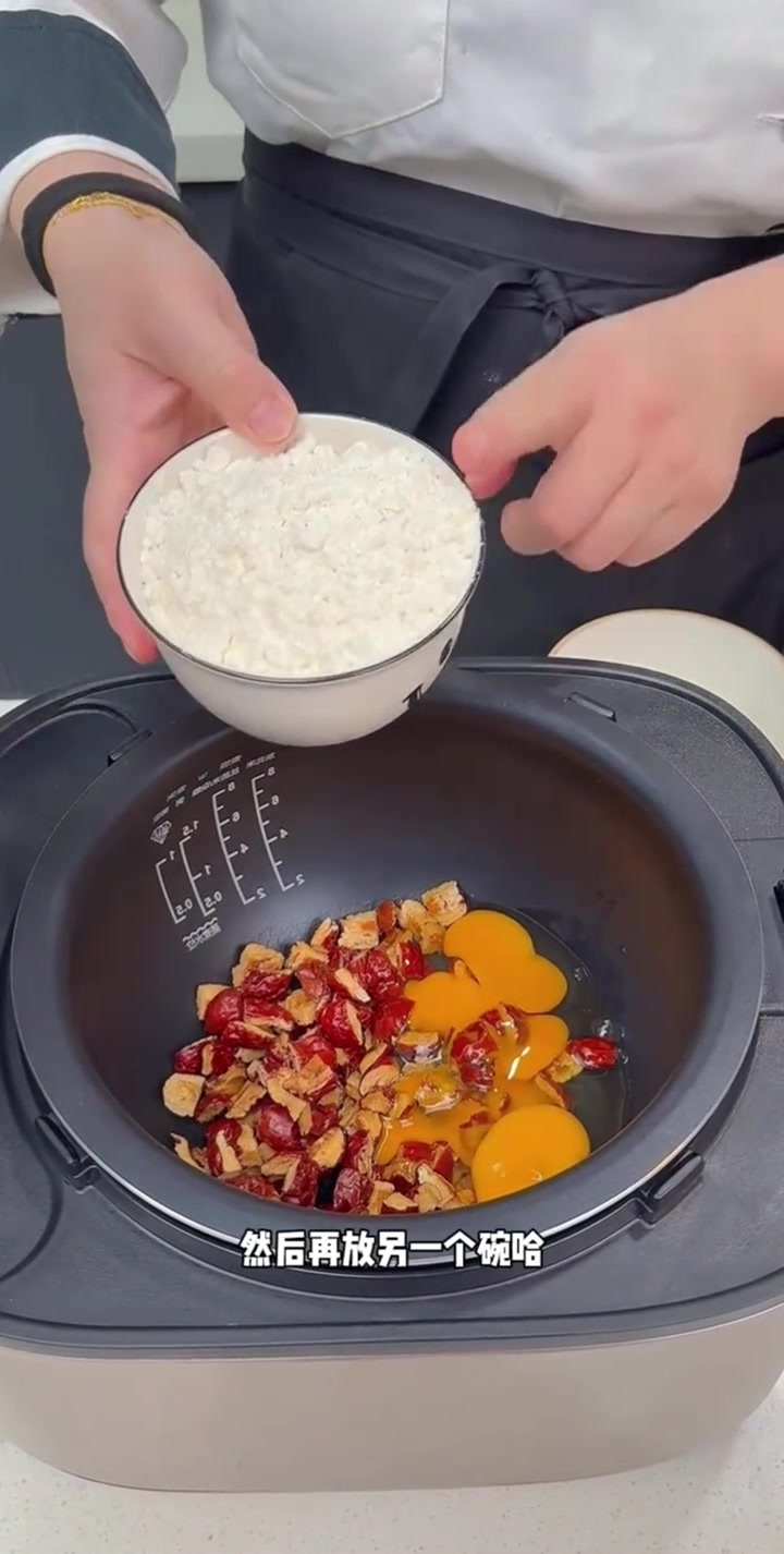 碗红枣四个鸡蛋同时倒进电饭煲，出锅以后就是发糕最简单最好吃的