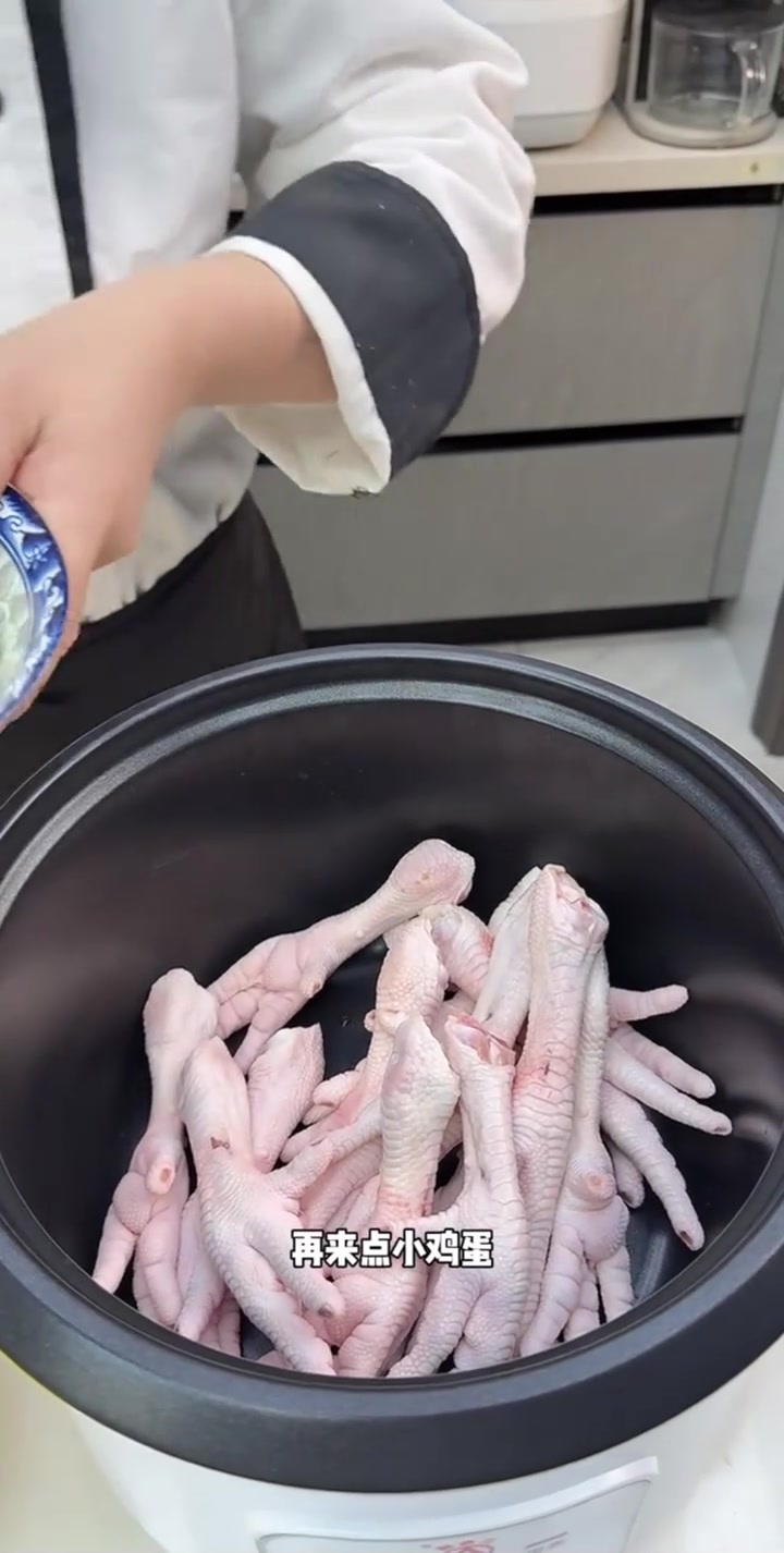 电饭煲里做的鸡爪,不用开火没有油烟,做出来就是一道软糯脱骨