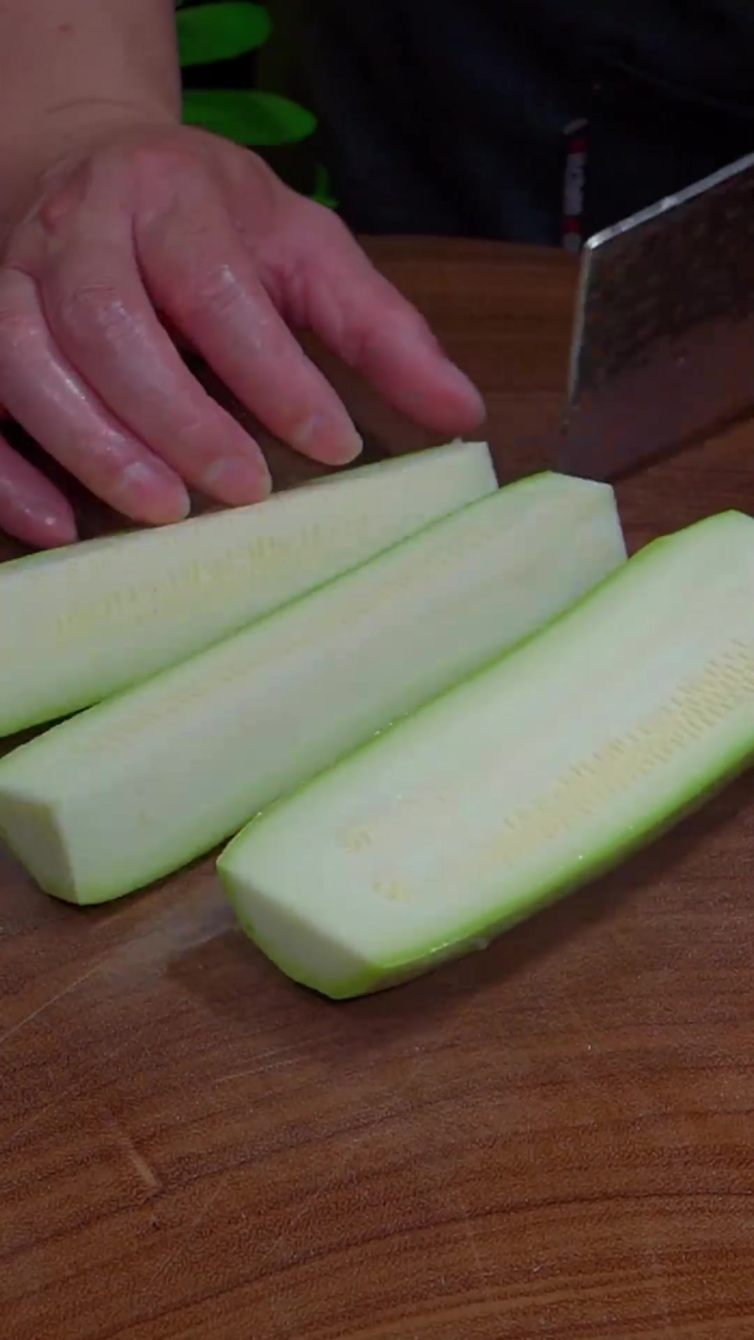 这样做的凉拌西葫芦清脆爽口,非常好吃,你也去做起来吧