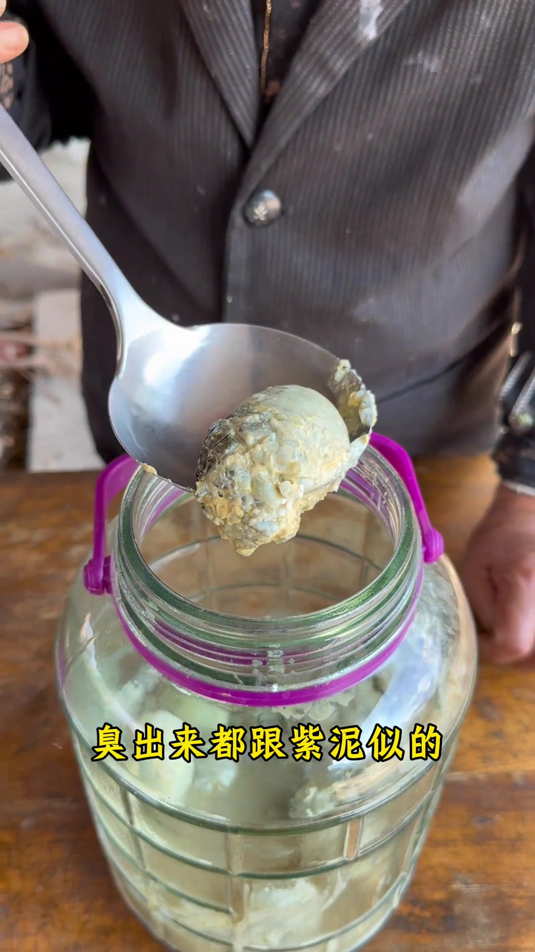 臭鸡蛋正宗腌法教程 俺奶用老方法腌的臭鸡蛋,闻着臭吃着太香了,爱吃这一口的简直无法自拔,关
