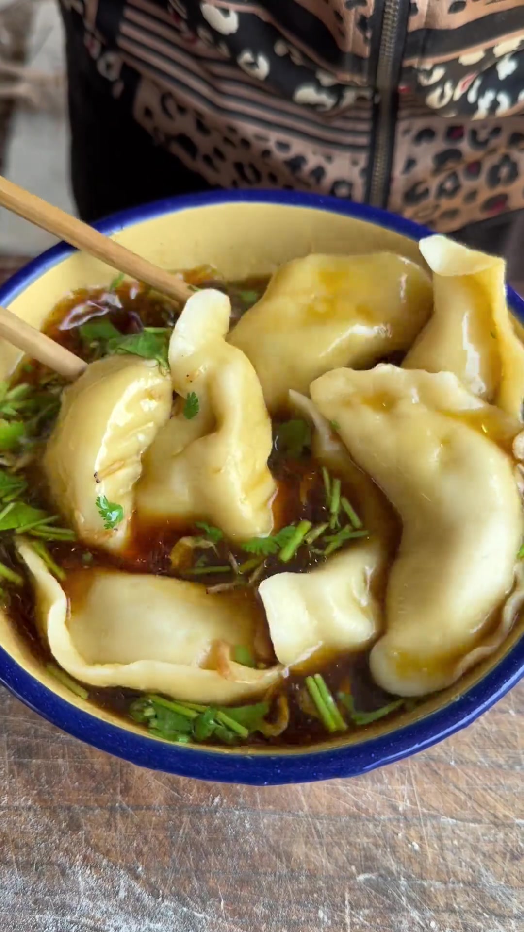 大蒜饺子 俺奶今天用鲜大蒜包的饺子，你吃过吗？蒜香味和肉香味特别搭配，真的特别好吃，有条件
